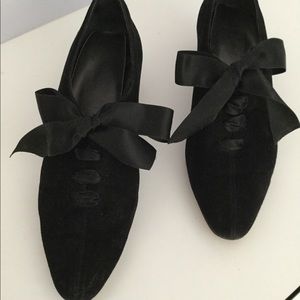Adorable Ann Taylor Black Suede shoes. Ribbon tie.